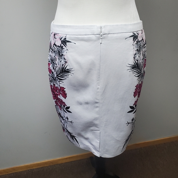 💥3 for $15💥Reitmans white floral skirt 4 petite - Picture 4 of 7